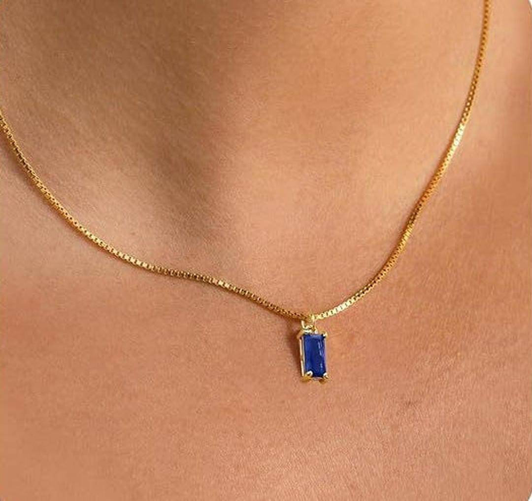 Collier en or fin avec pendentif saphir bleu rectangulaire, sur le cou