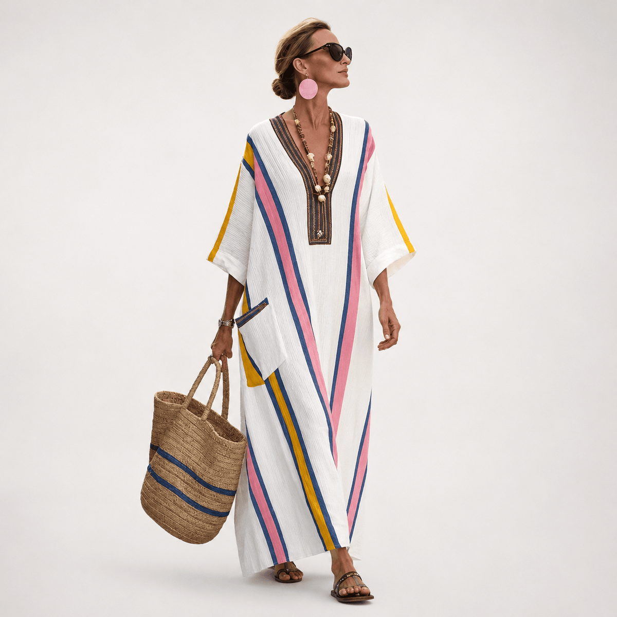 Kaftan long blanc à rayures verticales multicolores, manches courtes, encolure en V.