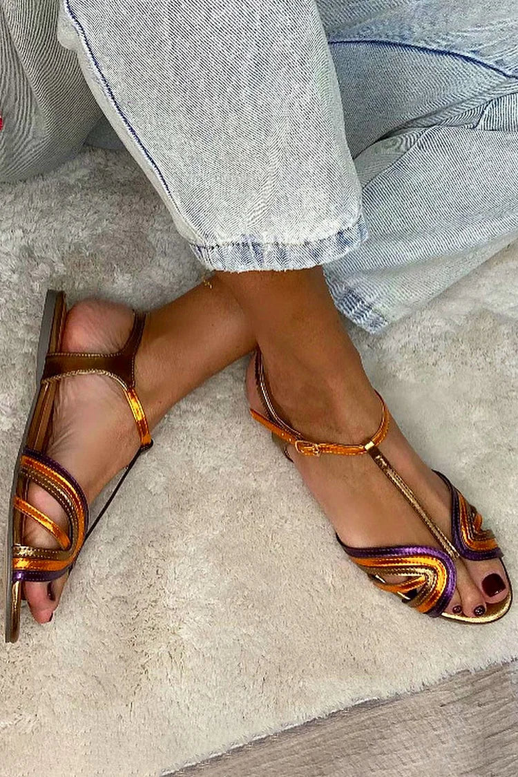 Sandales dorées à lanières fines, motif bleu-orange et bout ouvert, vue rapprochée