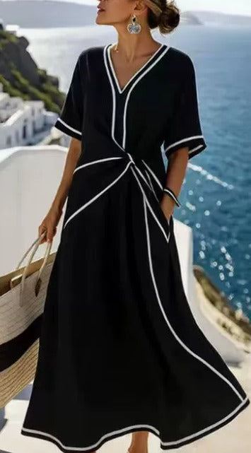 Robe décontractée noire, encolure V à liserés blancs, ceinture nouée, manches courtes