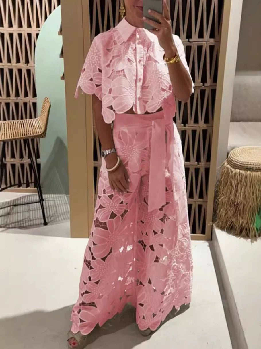 Ensemble brodé en dentelle rose : haut volanté et jupe longue ajourée