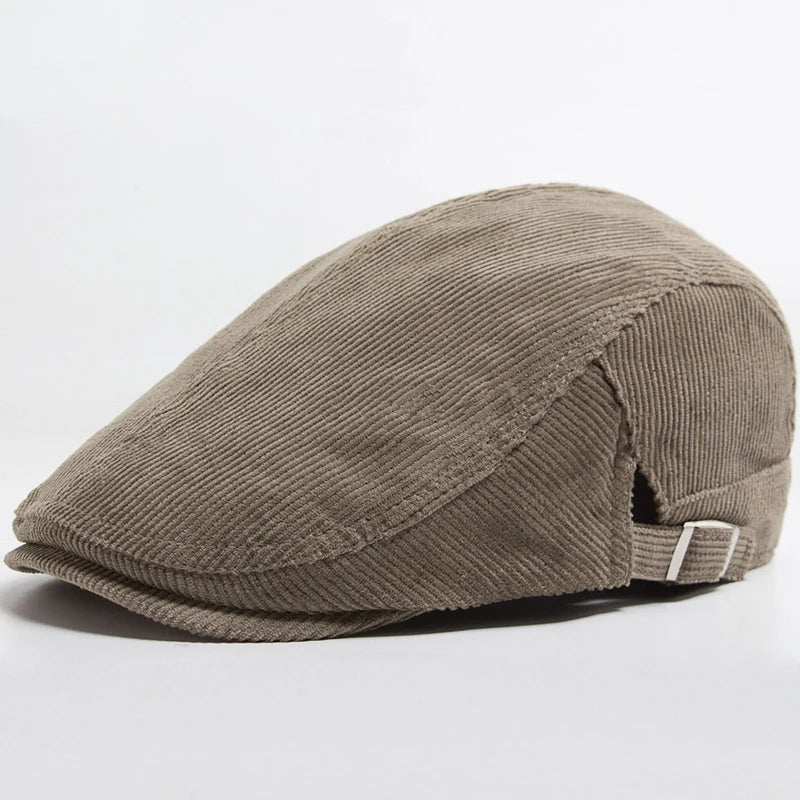 Casquette plate en velours côtelé beige, avec sangle réglable et boucle métallique.