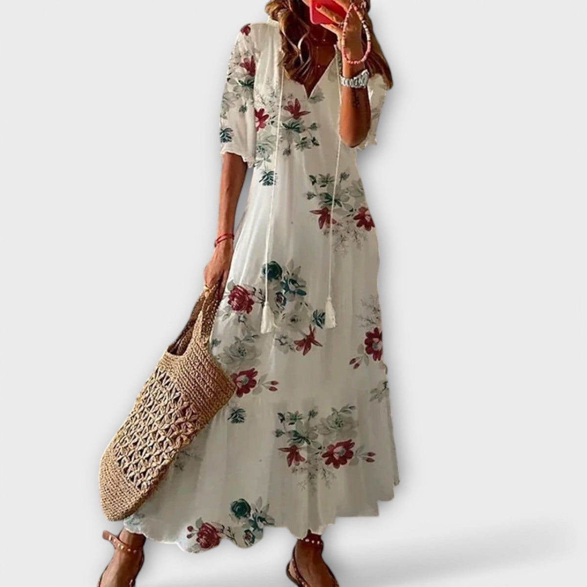 Robe longue ample blanche à fleurs rouges et vertes, manches courtes