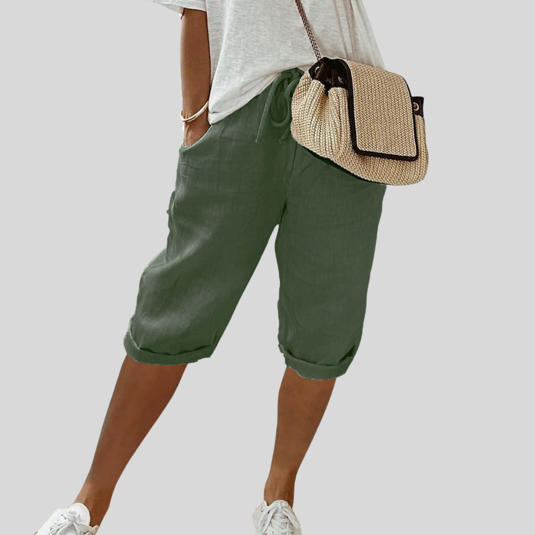 Short fluide vert à taille élastique et cordon, bas retroussé, mi-cuisse