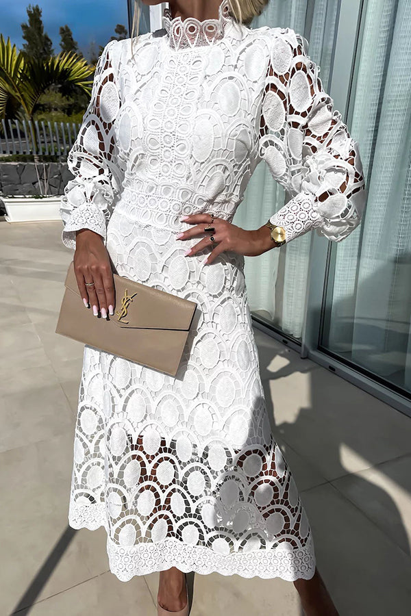 Robe en dentelle romantique blanche, manches longues, col haut, motif ajouré en cercles.