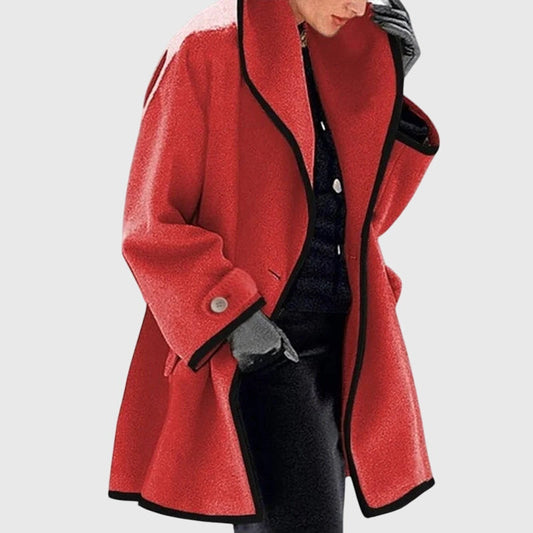 Veste en polaire rouge, col châle noir, patte boutonnée, manches longues.
