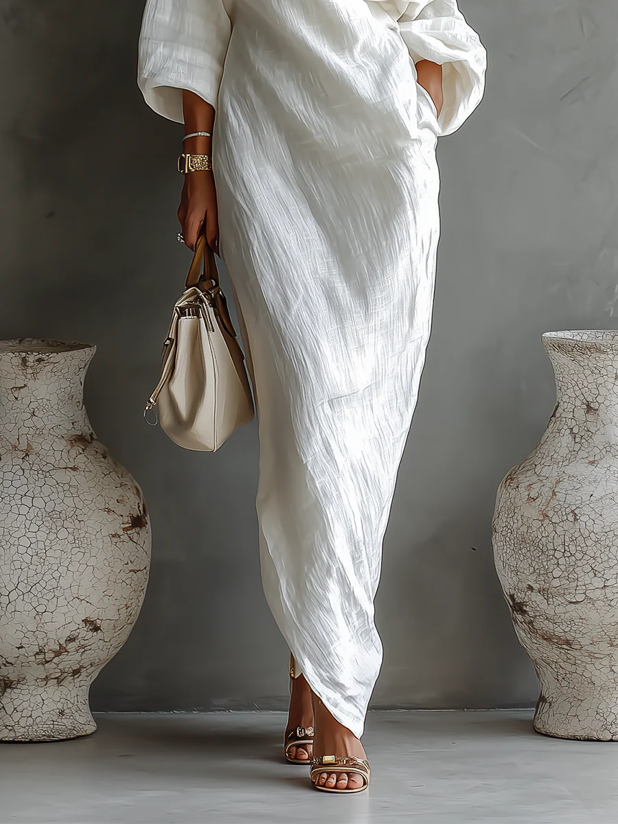 Robe maxi blanche à une épaule asymétrique, manches trois-quarts, silhouette fluide