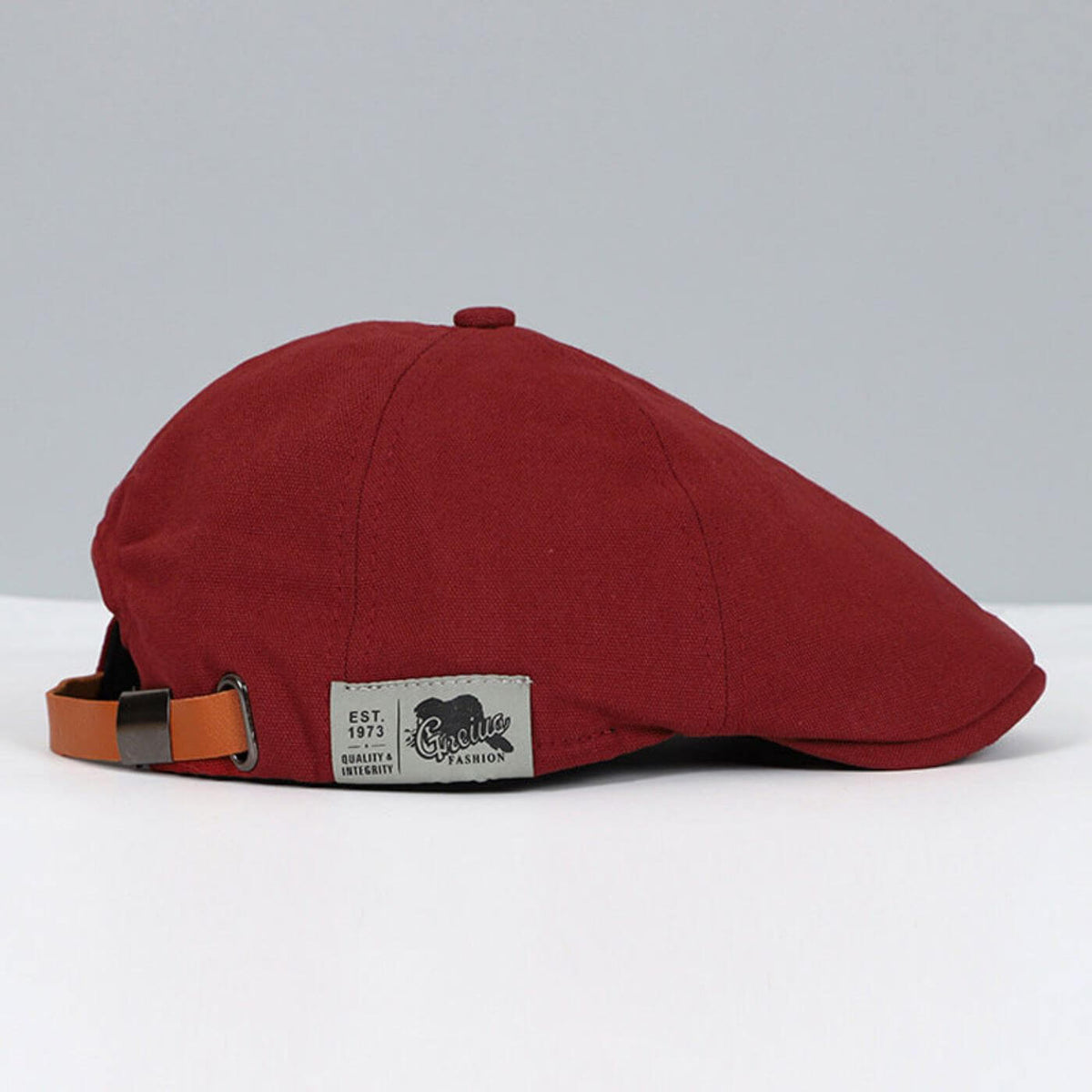Casquette classique Bloom™ rouge avec sangle brun orangé et étiquette au front.