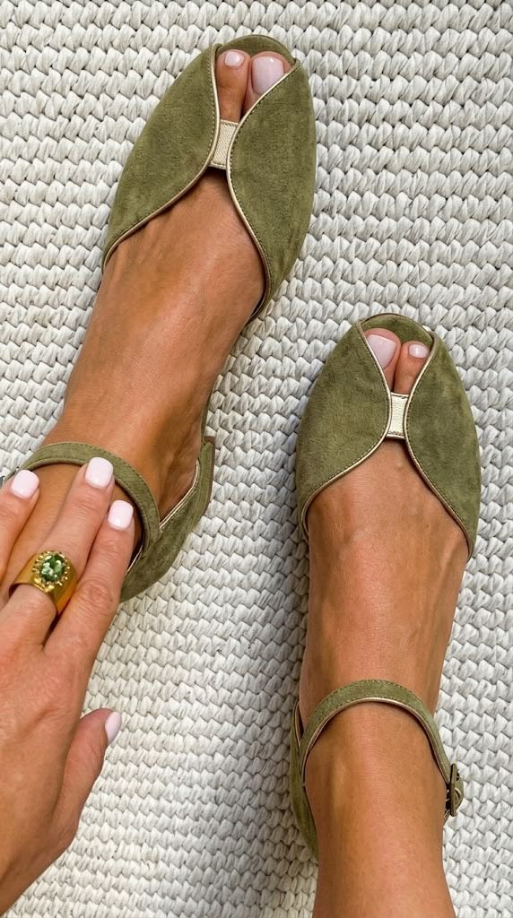 Sandales à bout ouvert vert sauge, brides croisées et boucles réglables.