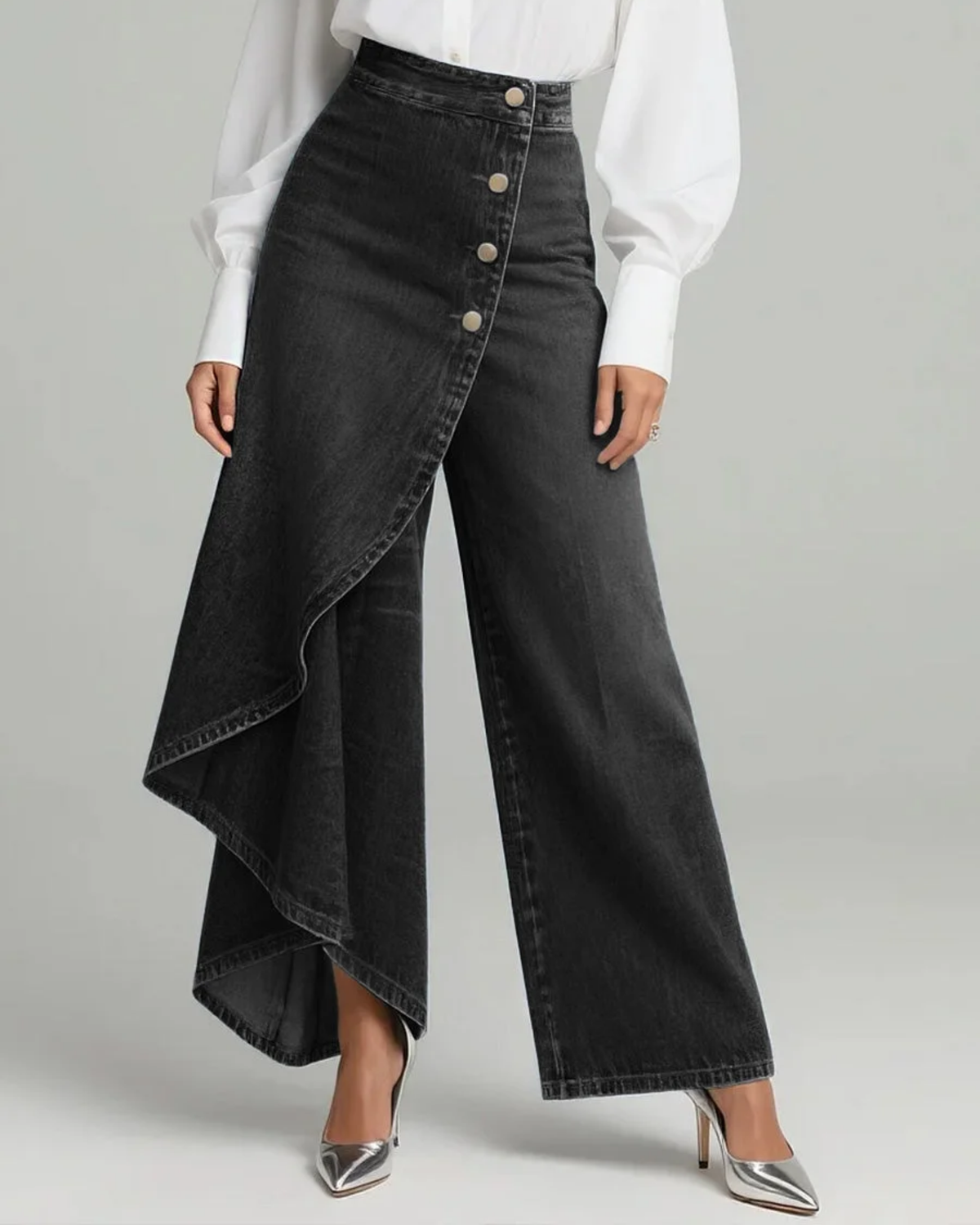 Jeans noir à jambes larges, drapé asymétrique sur l’avant, fermeture boutonnée.