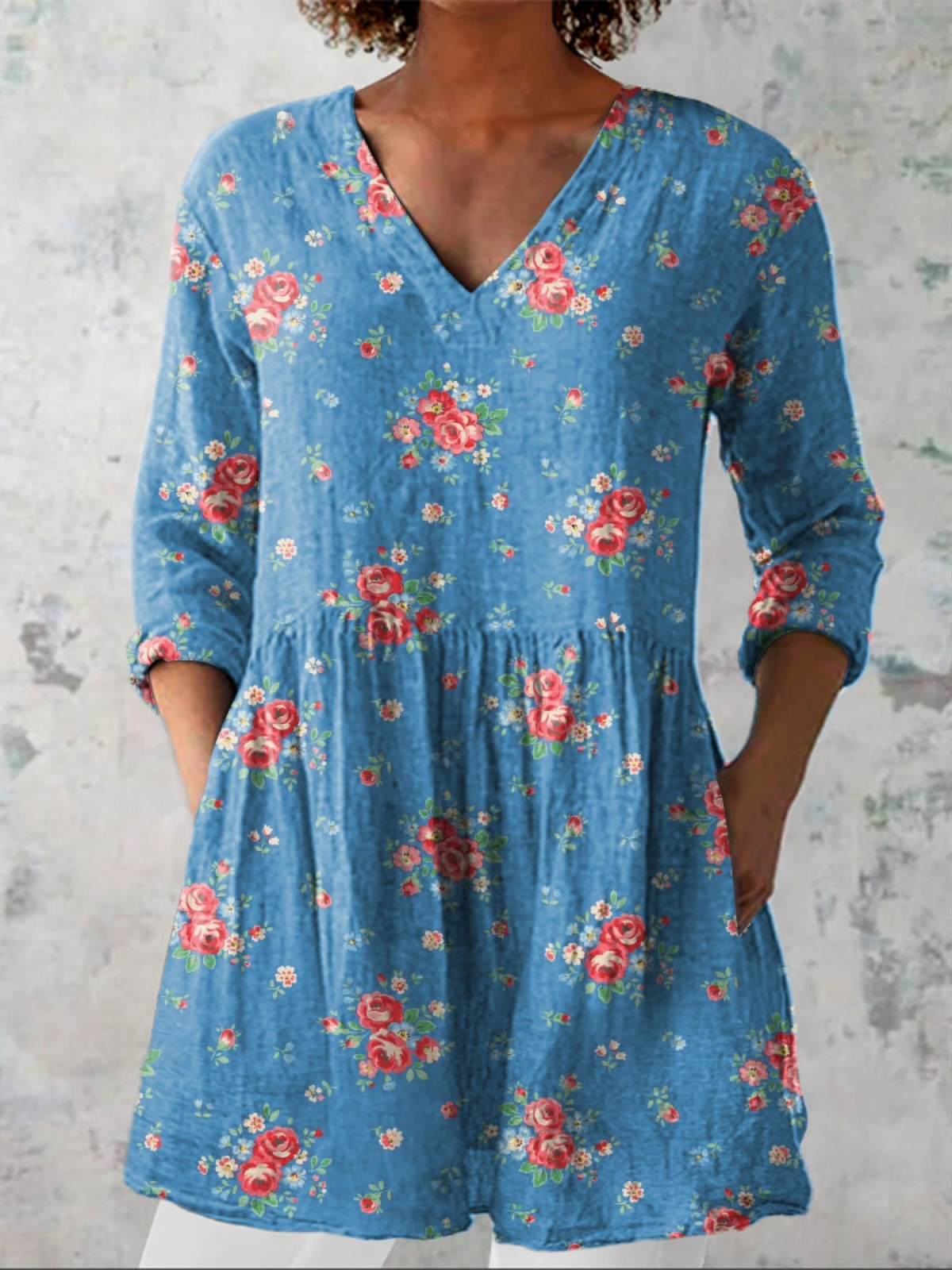 Blouse longue bleue à col en V, manches 3/4, imprimé floral multicolore.