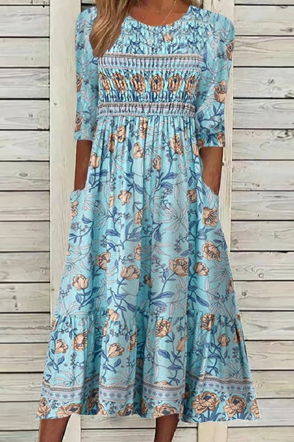 Robe bleue mi-longue à fleurs, empiècement boutonné et volant encolure