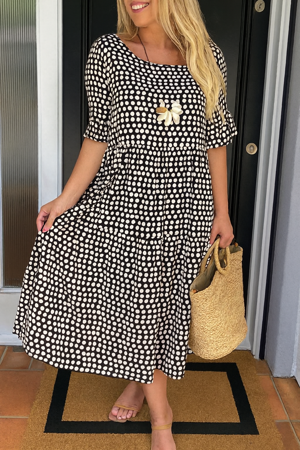 Robe midi manches courtes noire et blanche à pois, appliqué fleur au buste