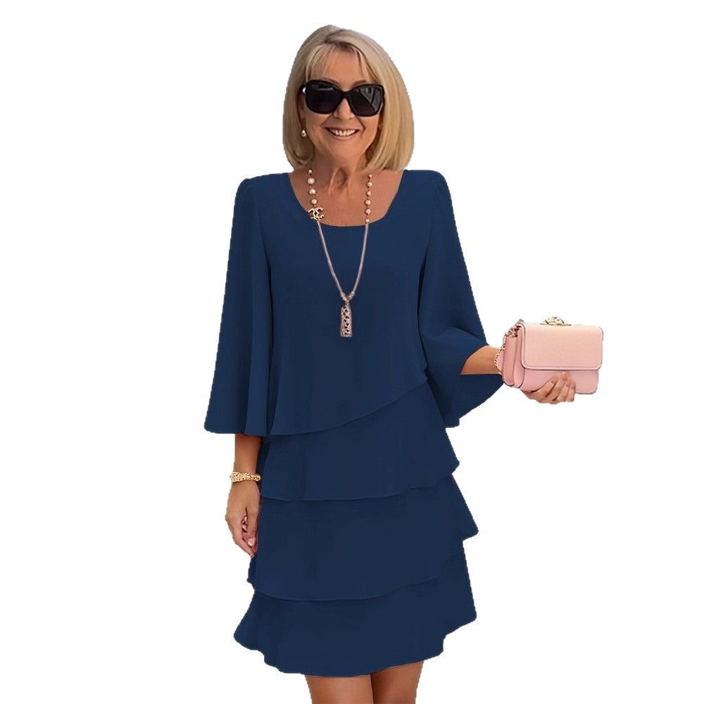 Robe midi bleue à volants superposés, encolure carrée, manches évasées.