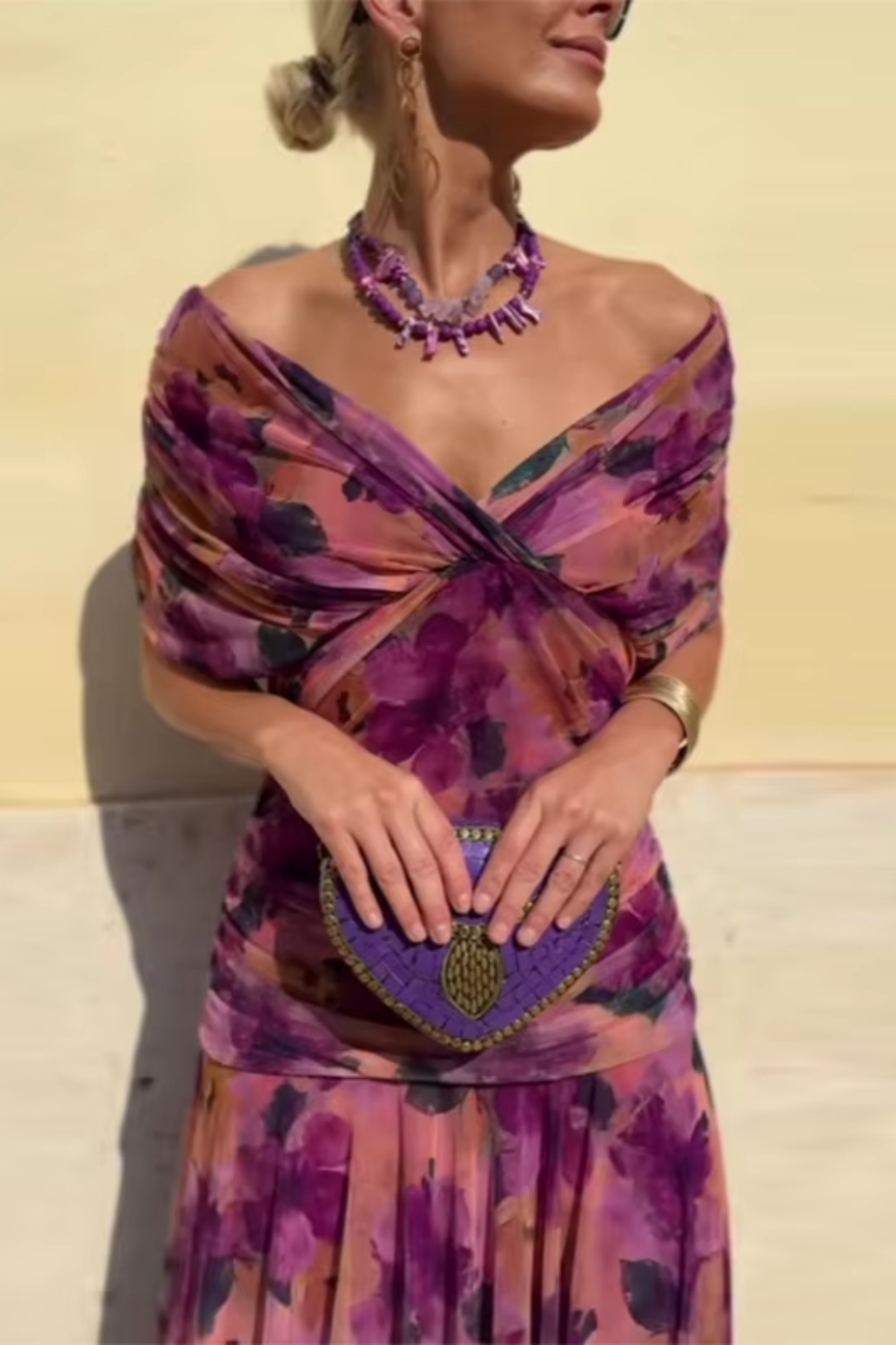 Robe maxi à col V motif floral violet et rose, manches courtes, jupe évasée