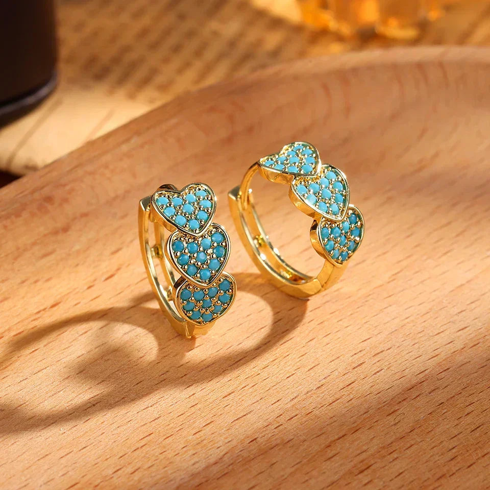 Créoles en plaqué or avec trois cœurs turquoise sertis de pierres