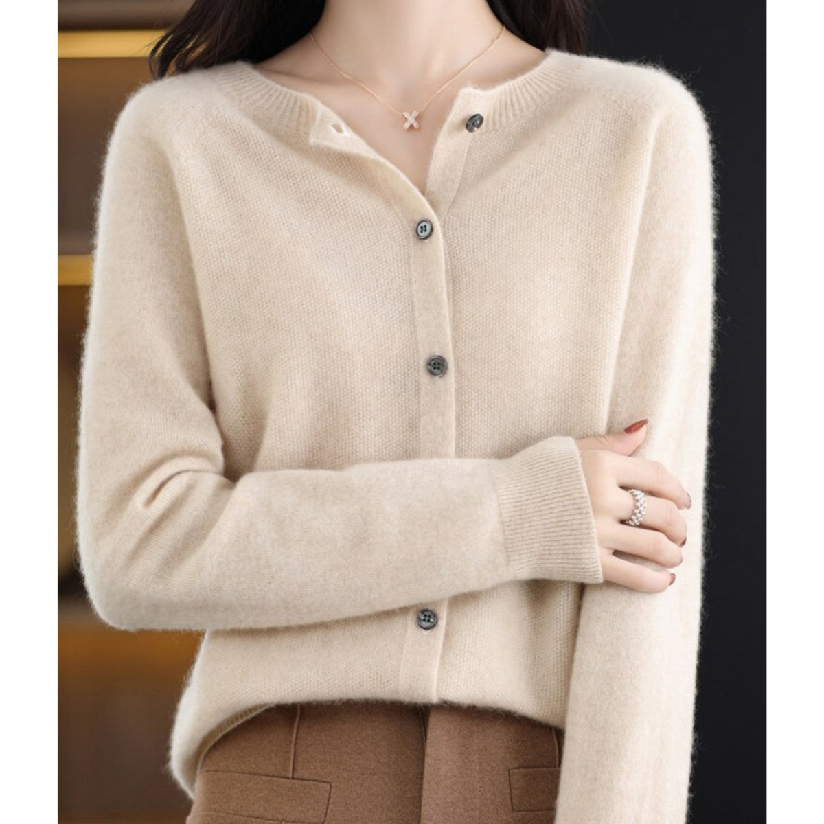 Pull en laine à boutons, blanc cassé, col en V, manches longues.