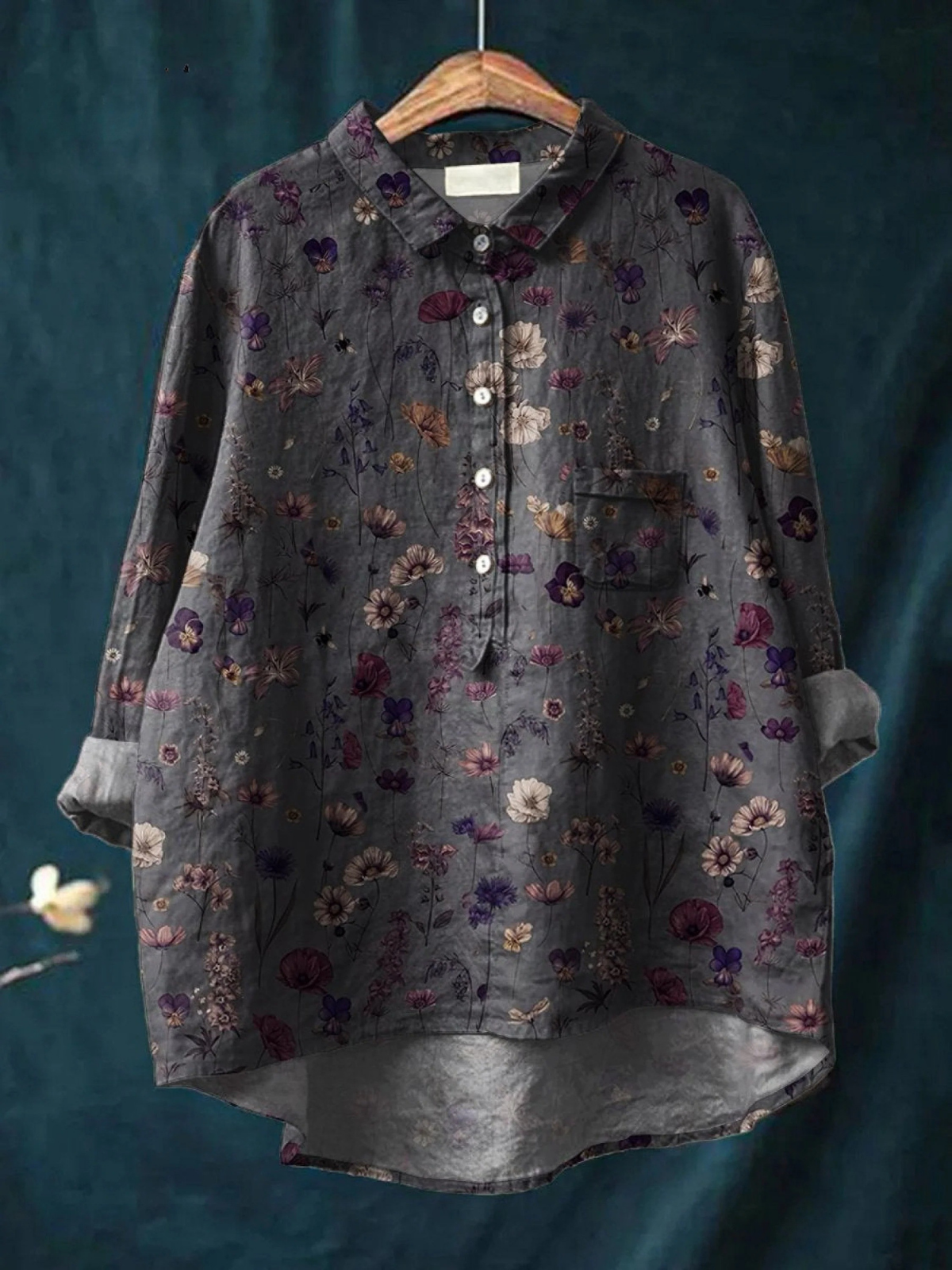 Chemise légère à fleurs multicolores, boutonnée, col et manches longues, tissu gris.