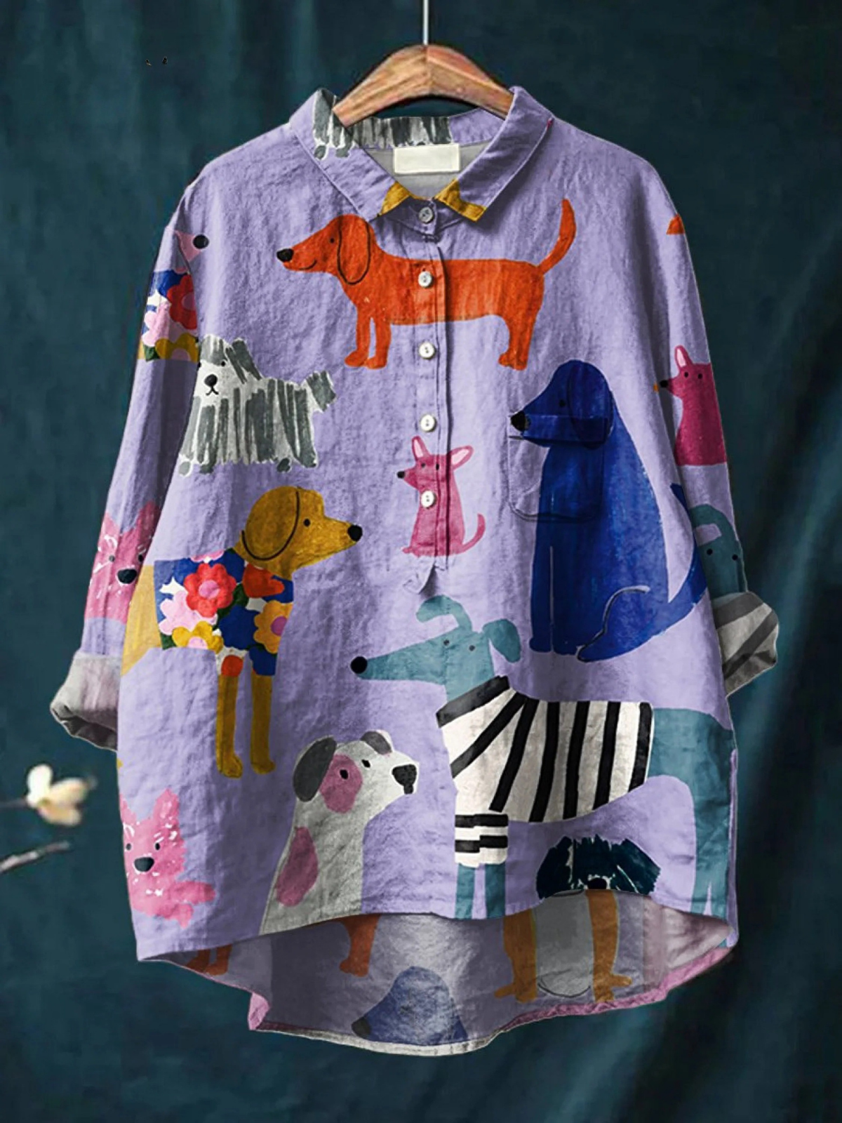 T-shirt léger violet à imprimé animaux multicolore, col et patte boutonnée.