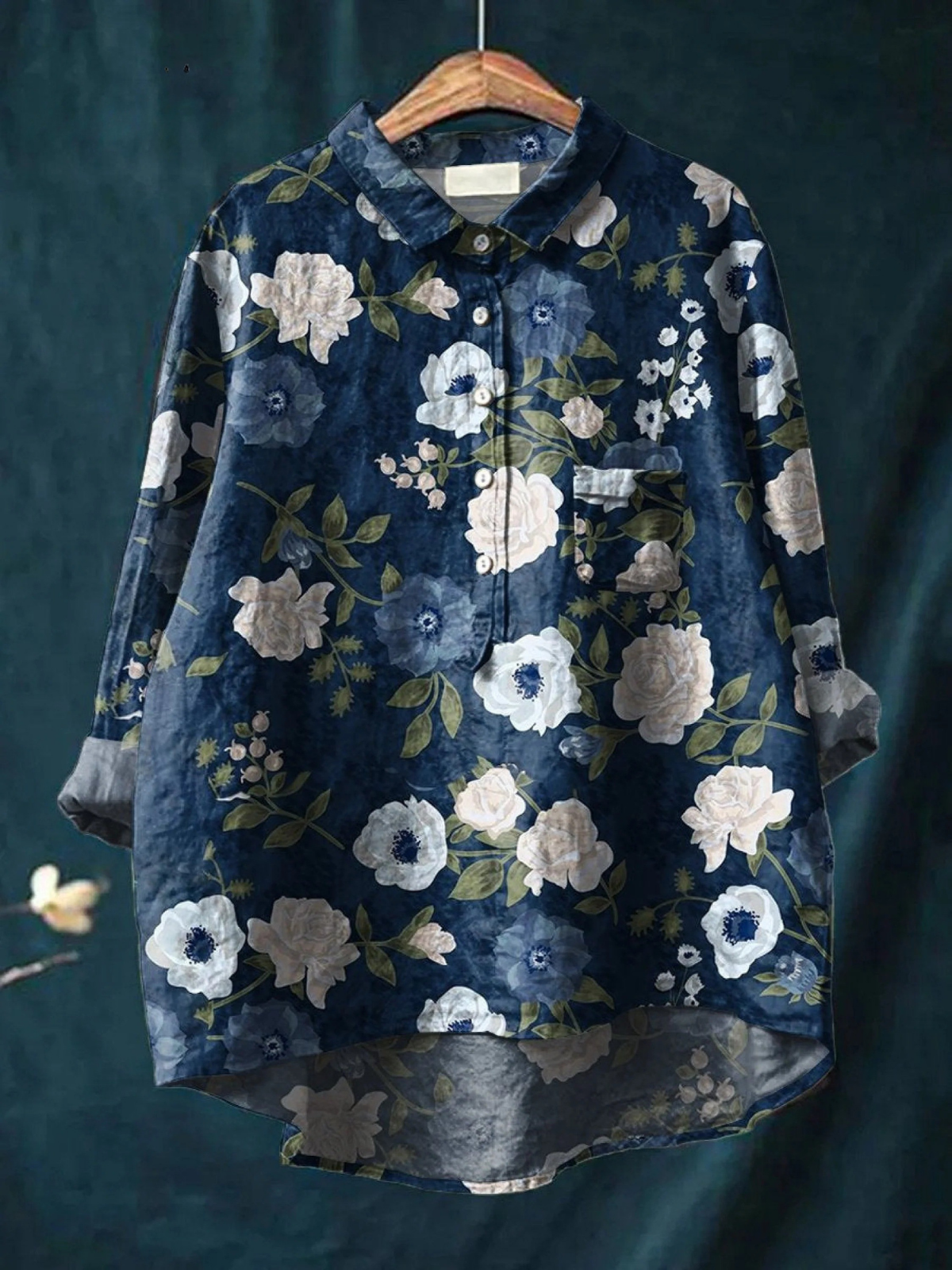 Chemise légère à fleurs aérienne bleue foncée, col et boutons, manches longues