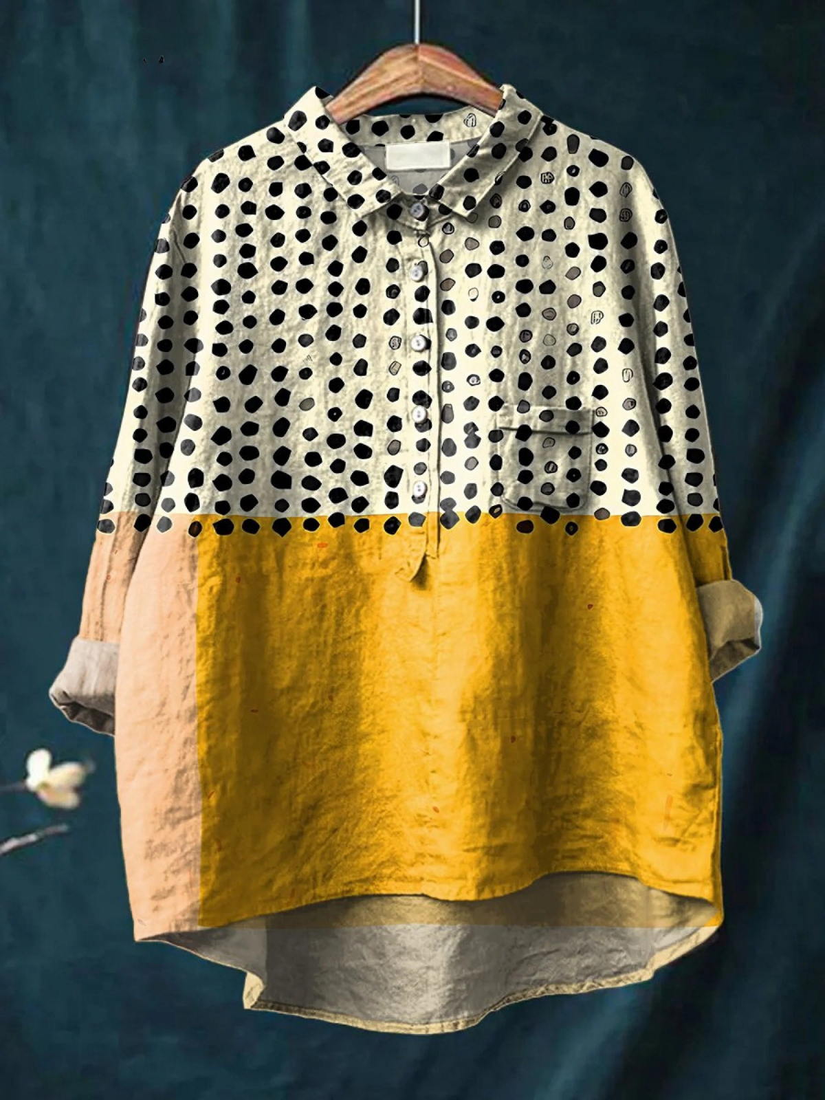 Chemise décontractée légère multicolore, blanc à pois noirs, base jaune, poche poitrine
