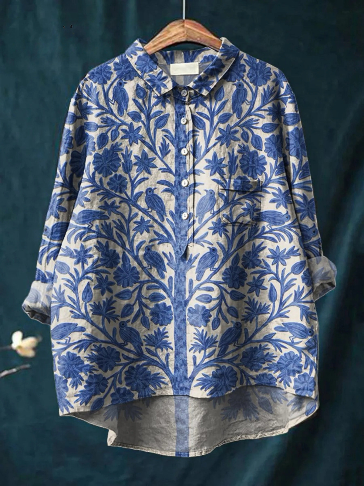 Chemise ample à manches longues, blanc et bleu à motif floral, boutonnage et col