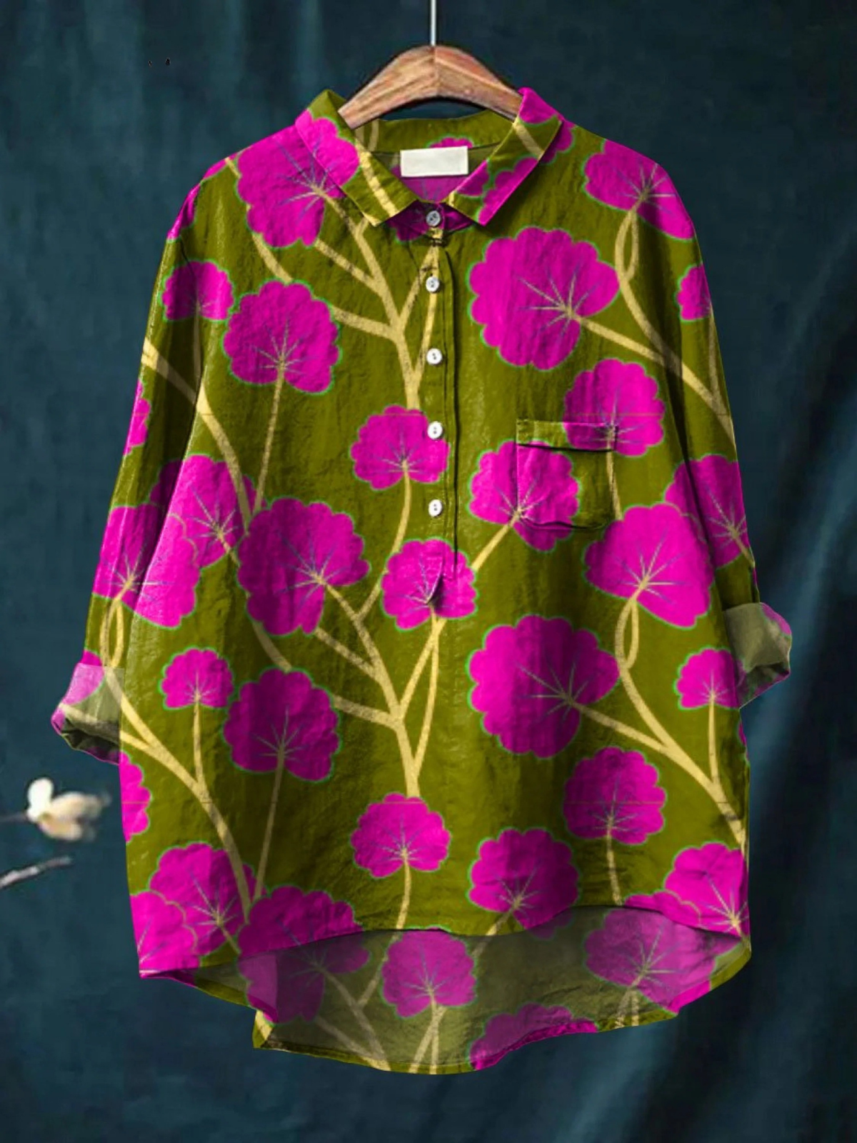 Chemise manches longues vert olive à fleurs fuchsia, col et patte boutonnée
