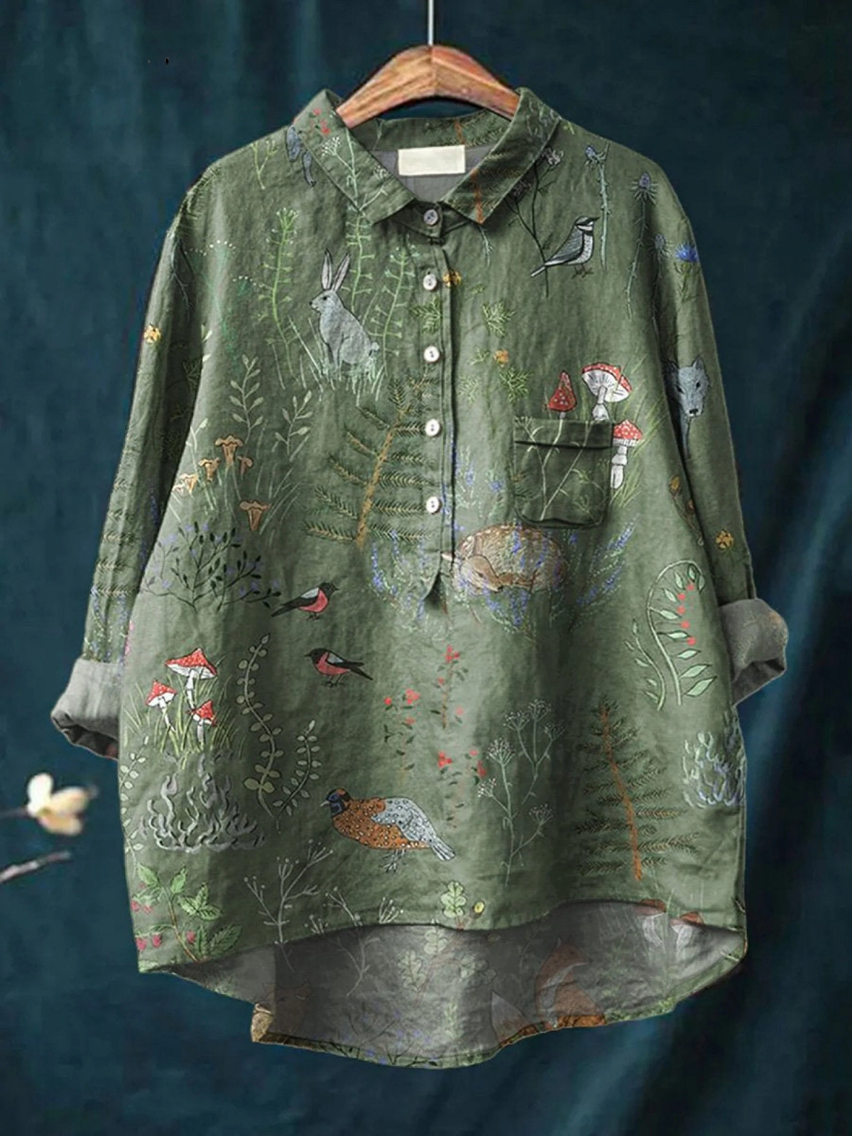 Chemise légère décontractée vert imprimé oiseaux, boutons devant, poche poitrine et manches longues.