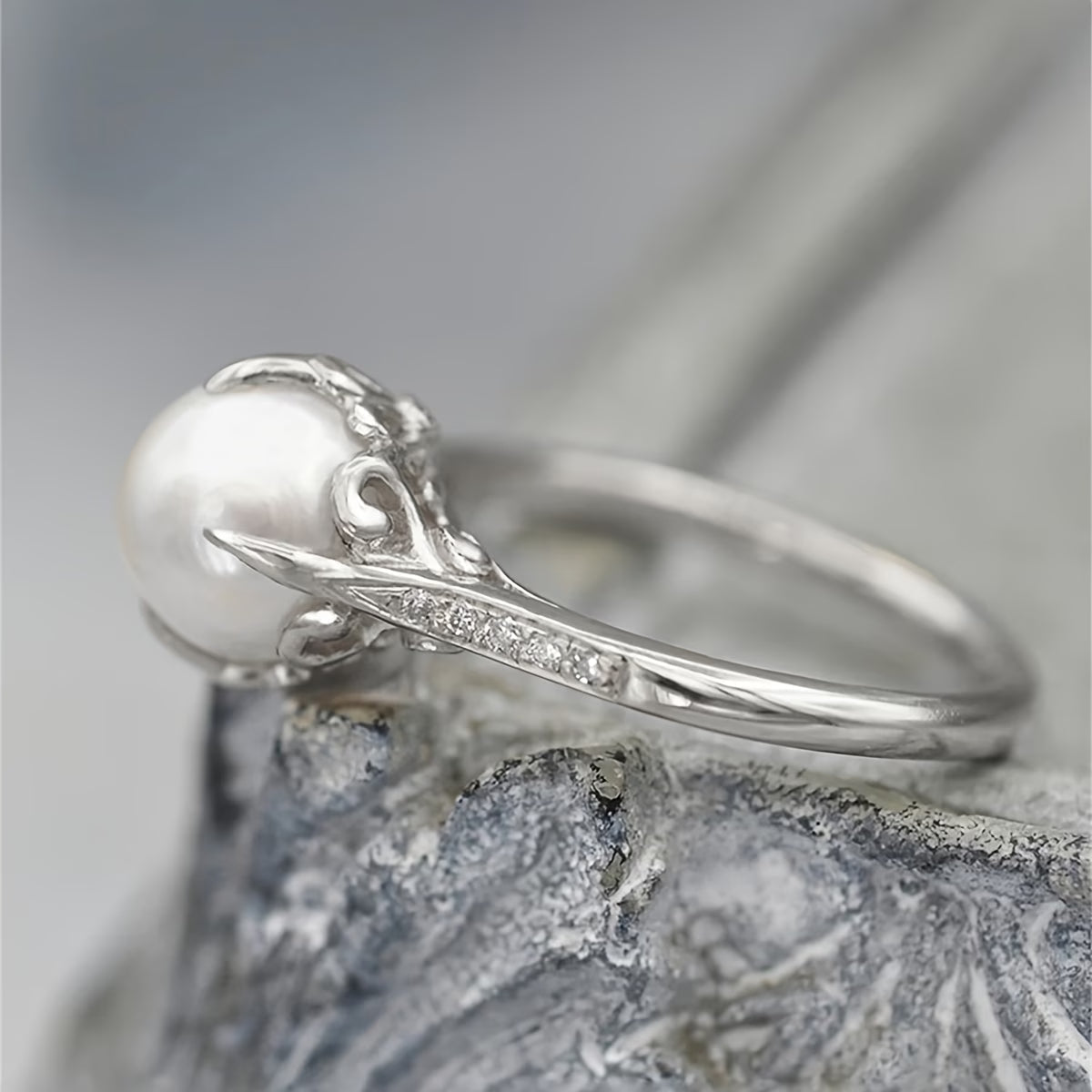 Bague délicate en perles et cristaux