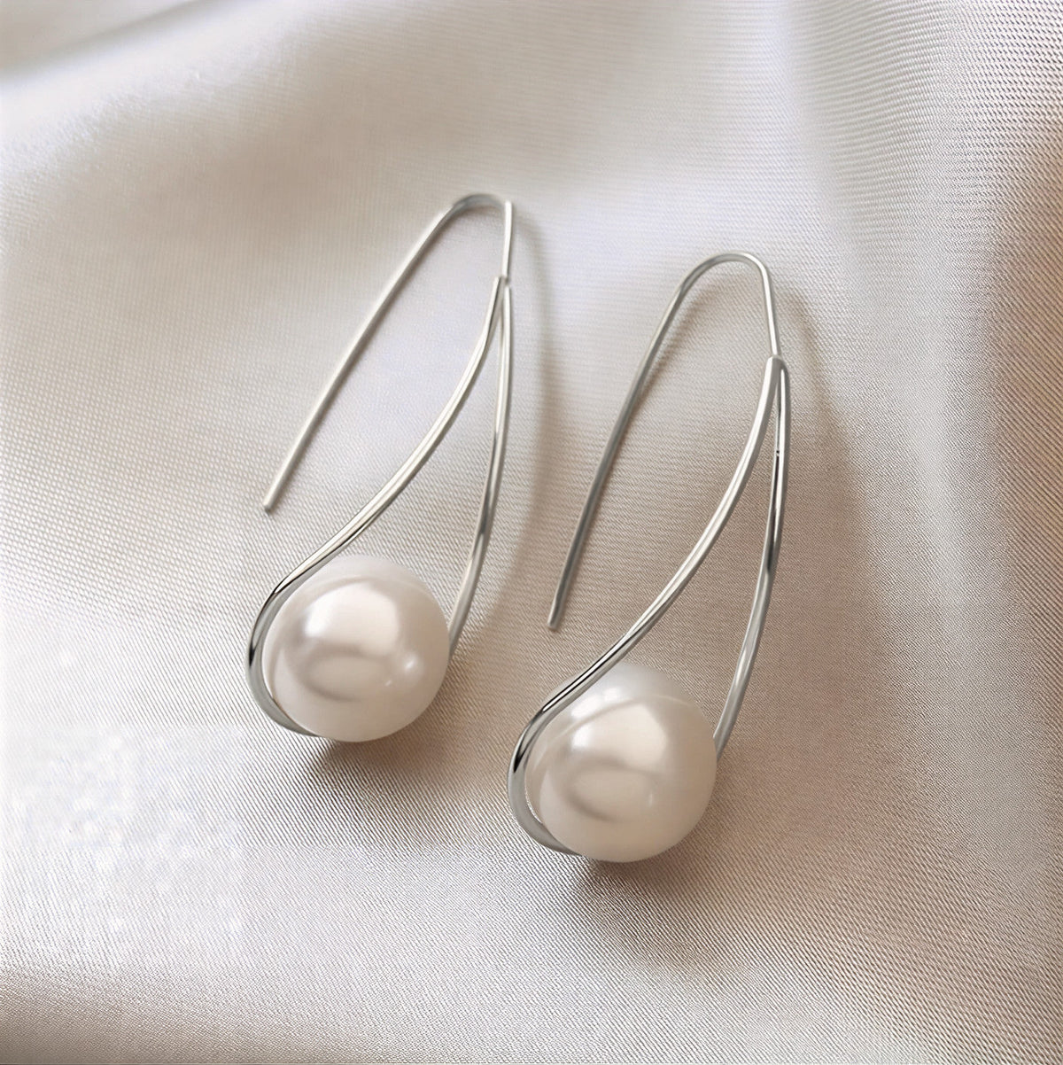 Boucles d’oreilles pendantes à perle blanche, monture argentée, fermoir crochet
