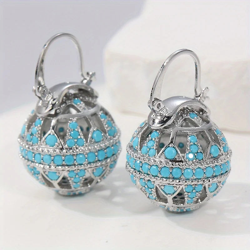 Boucles d’oreilles mandala turquoise argenté, vue rapprochée des pendentifs