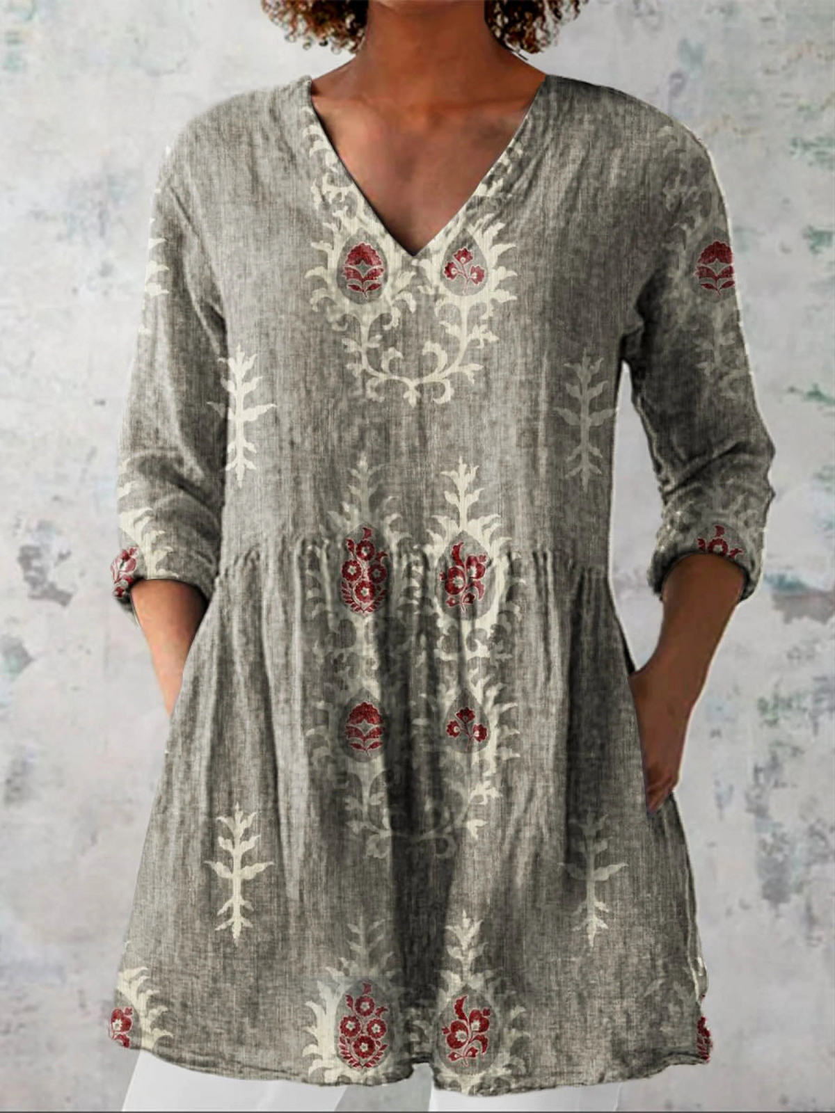 Blouse longue à col en V gris chiné, broderies florales blanches et rouges sur le devant