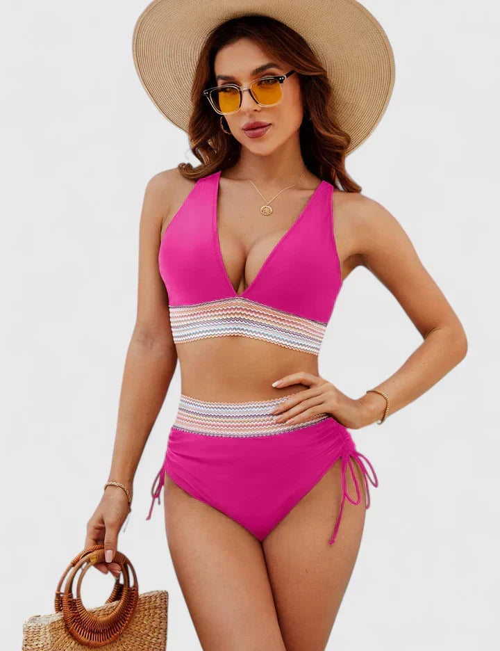 Ensemble bikini rayé rose, haut triangle plongeant et bas taille haute à nouettes