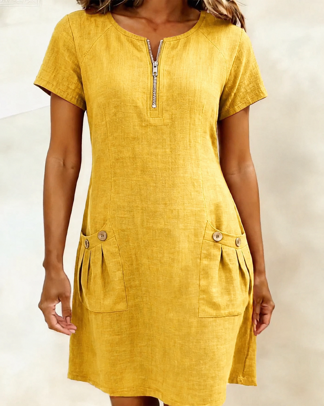 Robe courte jaune avec fermeture éclair au col et poches boutonnées sur la poitrine