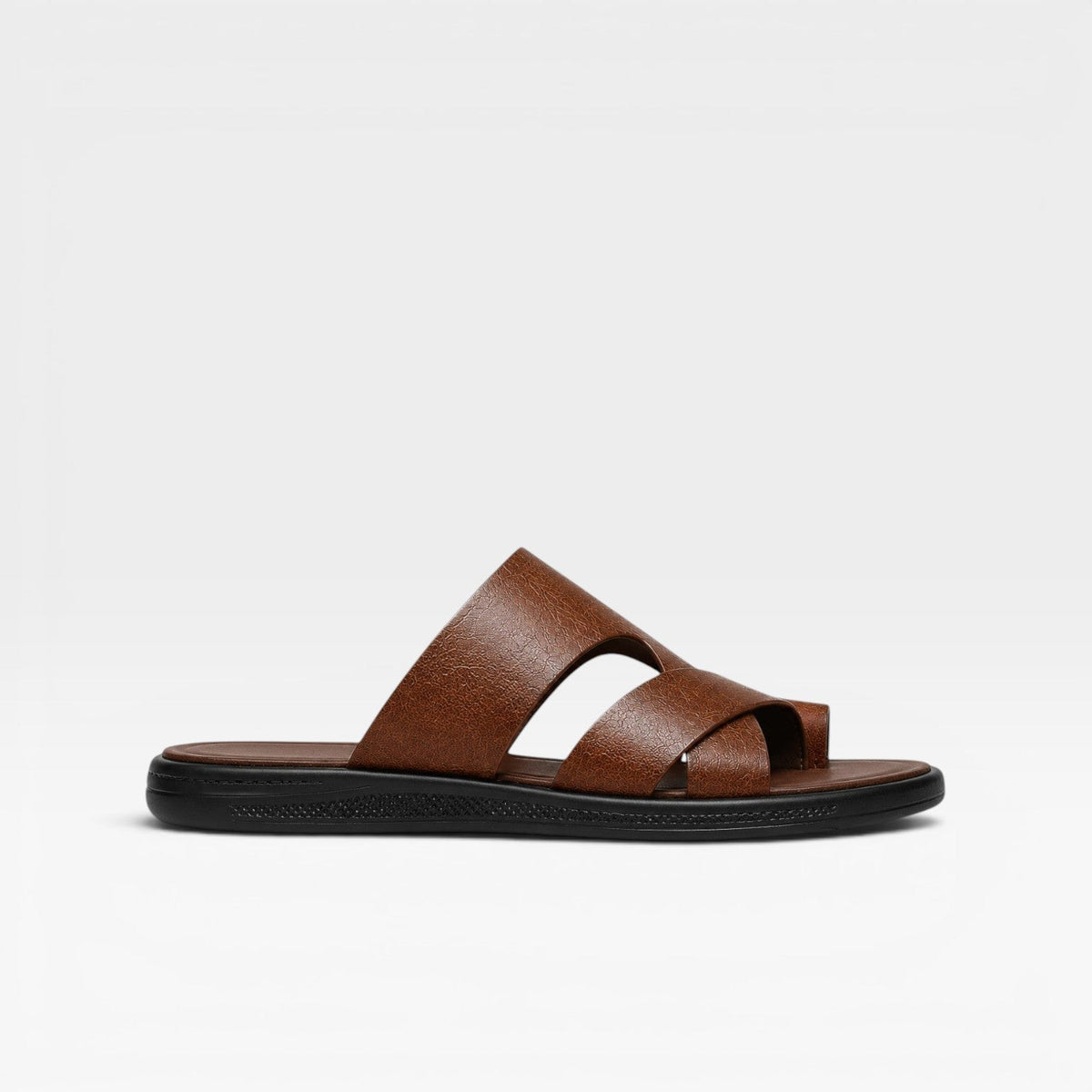 Sandales en cuir marron à enfiler, sangle large avec boucle à l’orteil