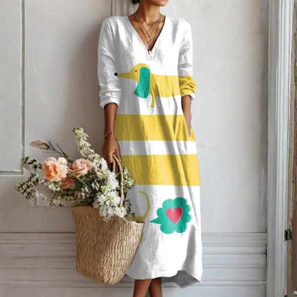 Robe bohème mi-longue encolure V, blanc cassé et rayures jaune, motifs colorés.