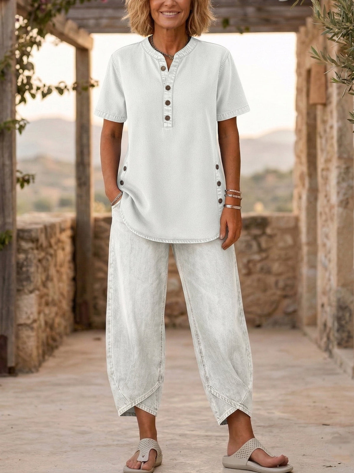 Ensemble jean blanc pour femme : haut boutonné à manches courtes et pantalon 3/4
