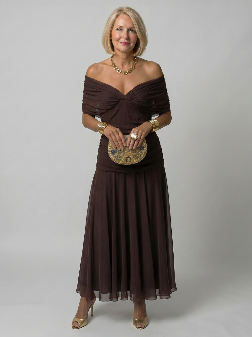 Robe longue midi à épaules dénudées, décolleté bateau noué, tissu marron foncé.