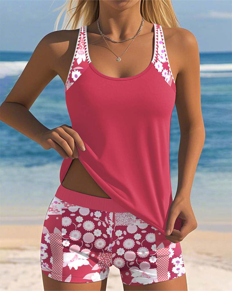 Ensemble tankini rose, débardeur à bretelles et short imprimé fleurs roses.