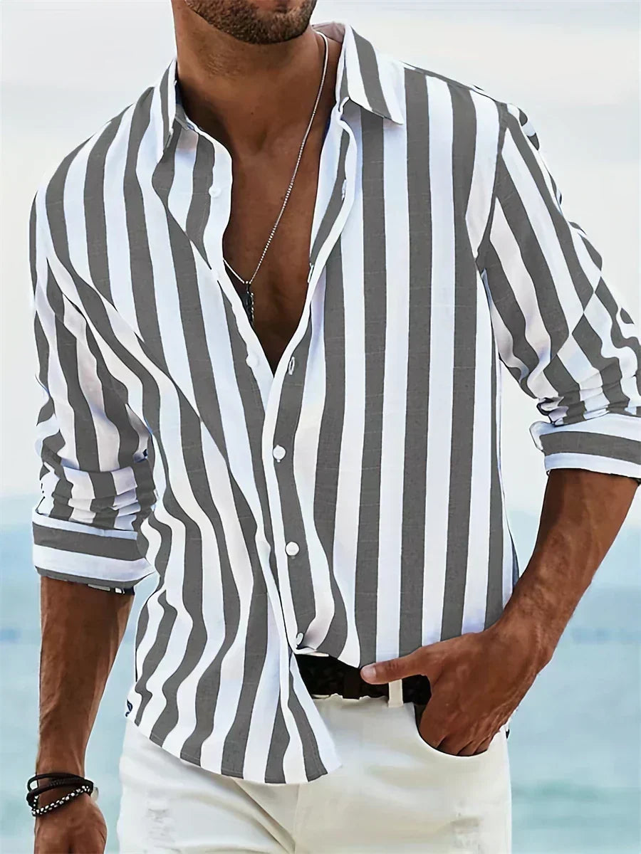 Chemise rayée légère noire et blanche, rayures verticales, col ouvert, manches retroussées