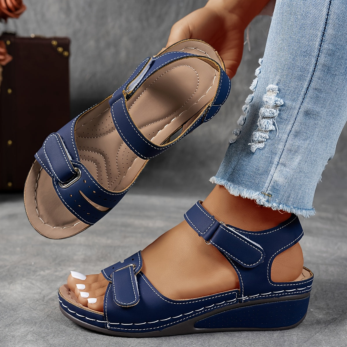 Sandales ergonomiques bleu marine à deux brides avec sangle ajustable et coutures claires