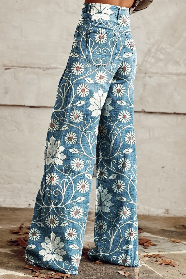 Pantalon boho chic Margherita ample à jambe évasée, imprimé bleu fleurs et volutes.
