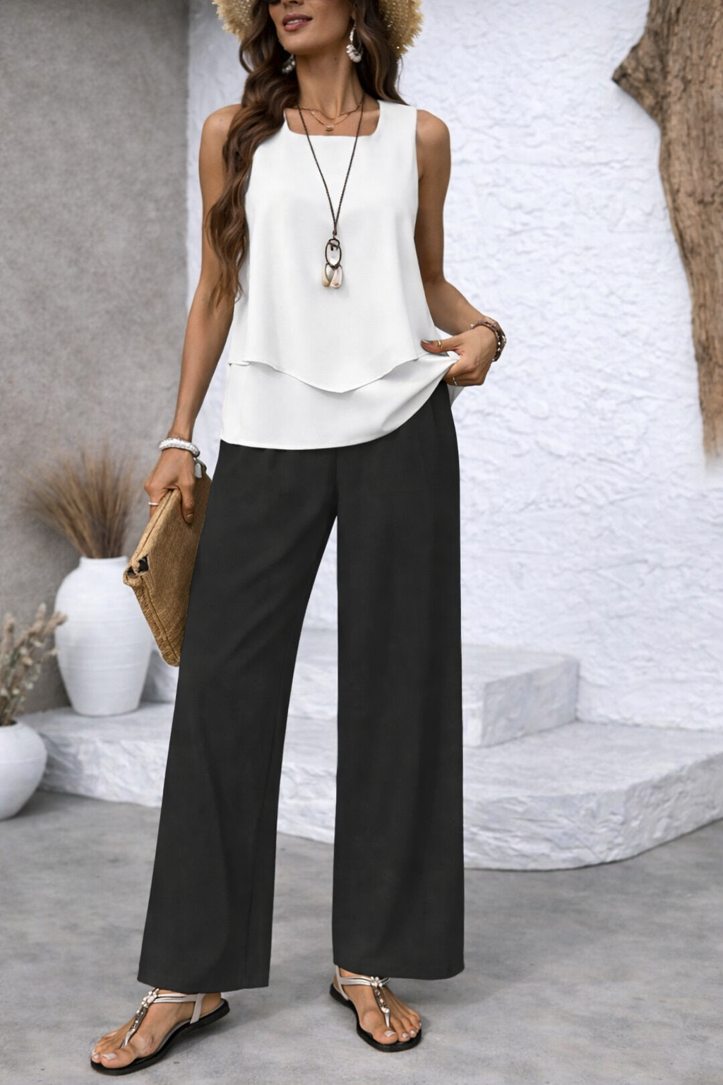 Ensemble monochrome : haut sans manches blanc et pantalon noir ample à jambes larges