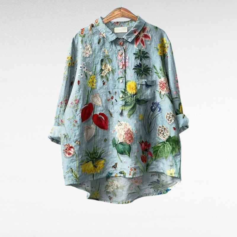 Chemise ample à fleurs, bleu clair, encolure boutonnée, poche poitrine, manches longues.