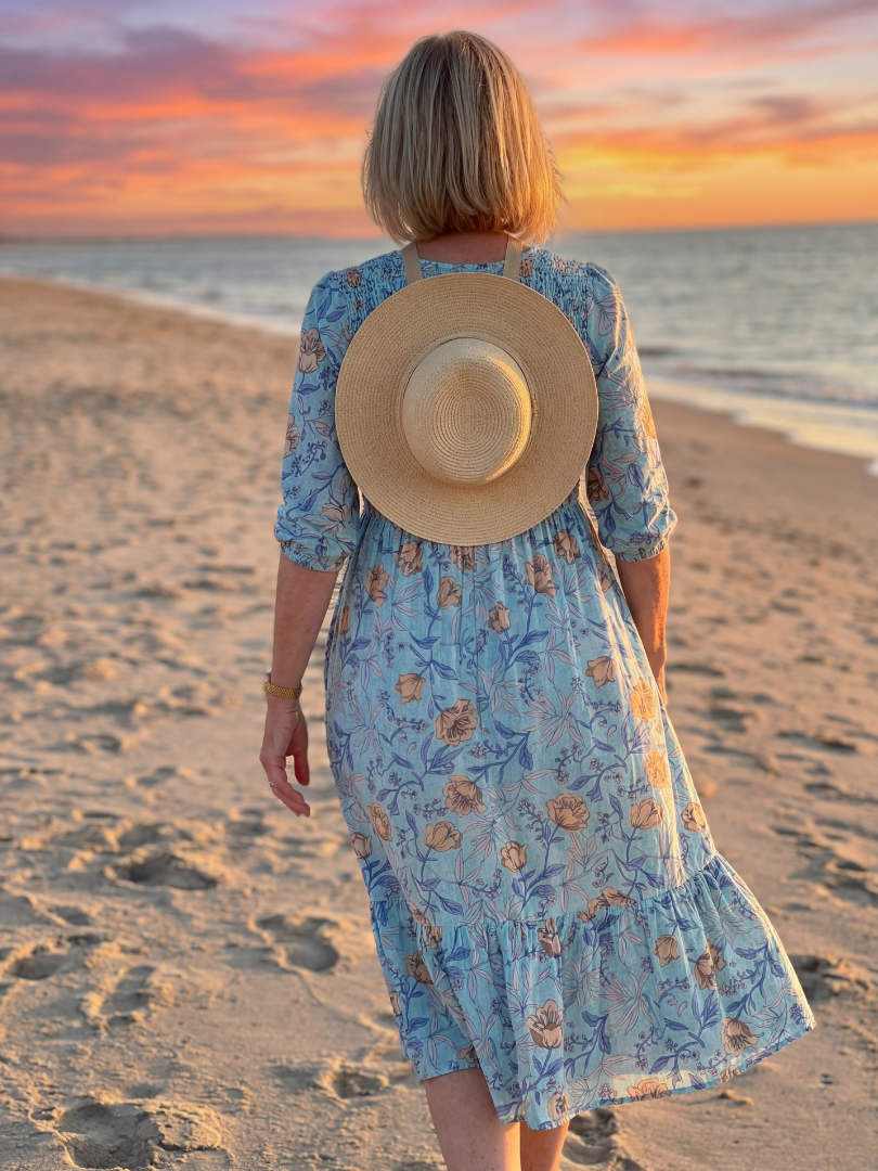 Robe midi bleue à fleurs, vue de dos, bas évasé, volants