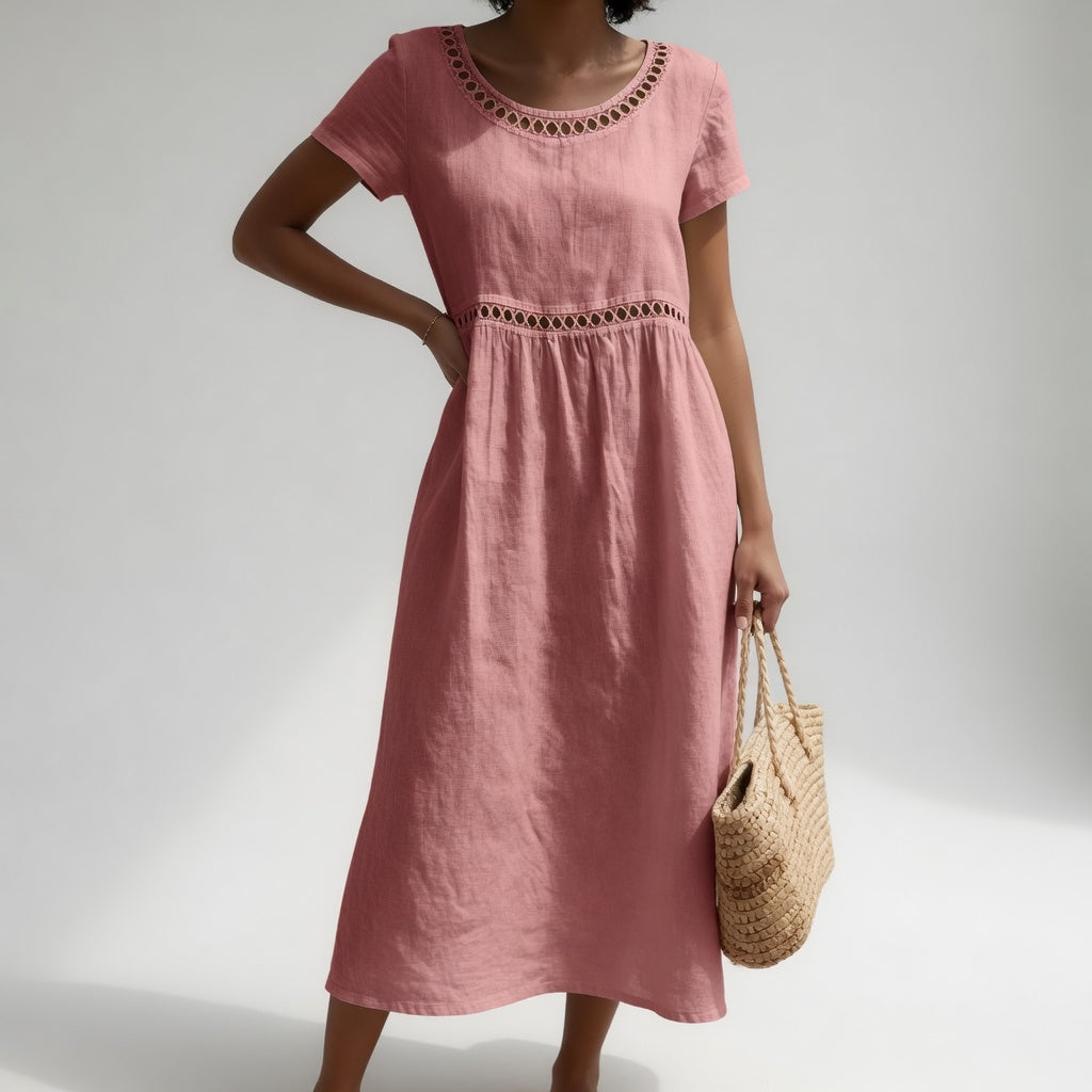 Robe mi-longue coton rose, encolure ronde brodée, manches courtes, taille froncée