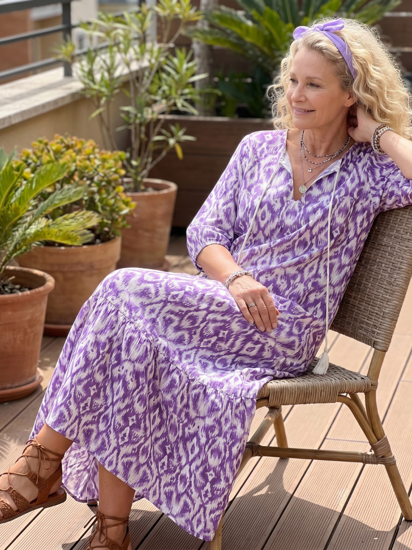 Robe midi violette imprimée, col V avec liens et franges, manches trois-quarts