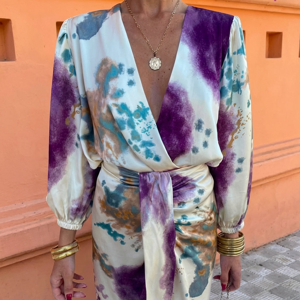 Robe cache-cœur motif tie-dye multicolore, manches bouffantes et ceinture à nouer