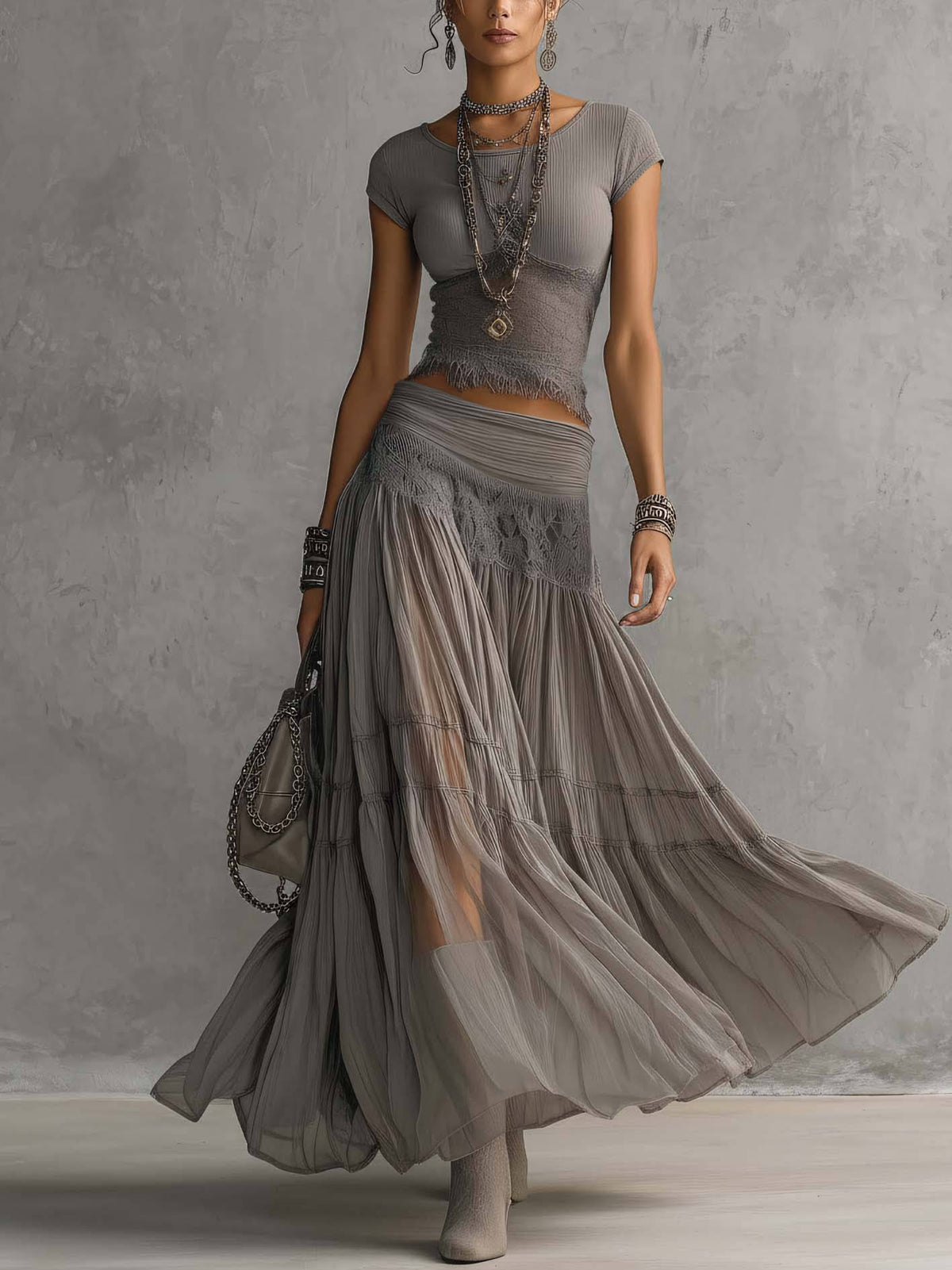 Ensemble haut gris ajusté et jupe longue plissée transparente à volants