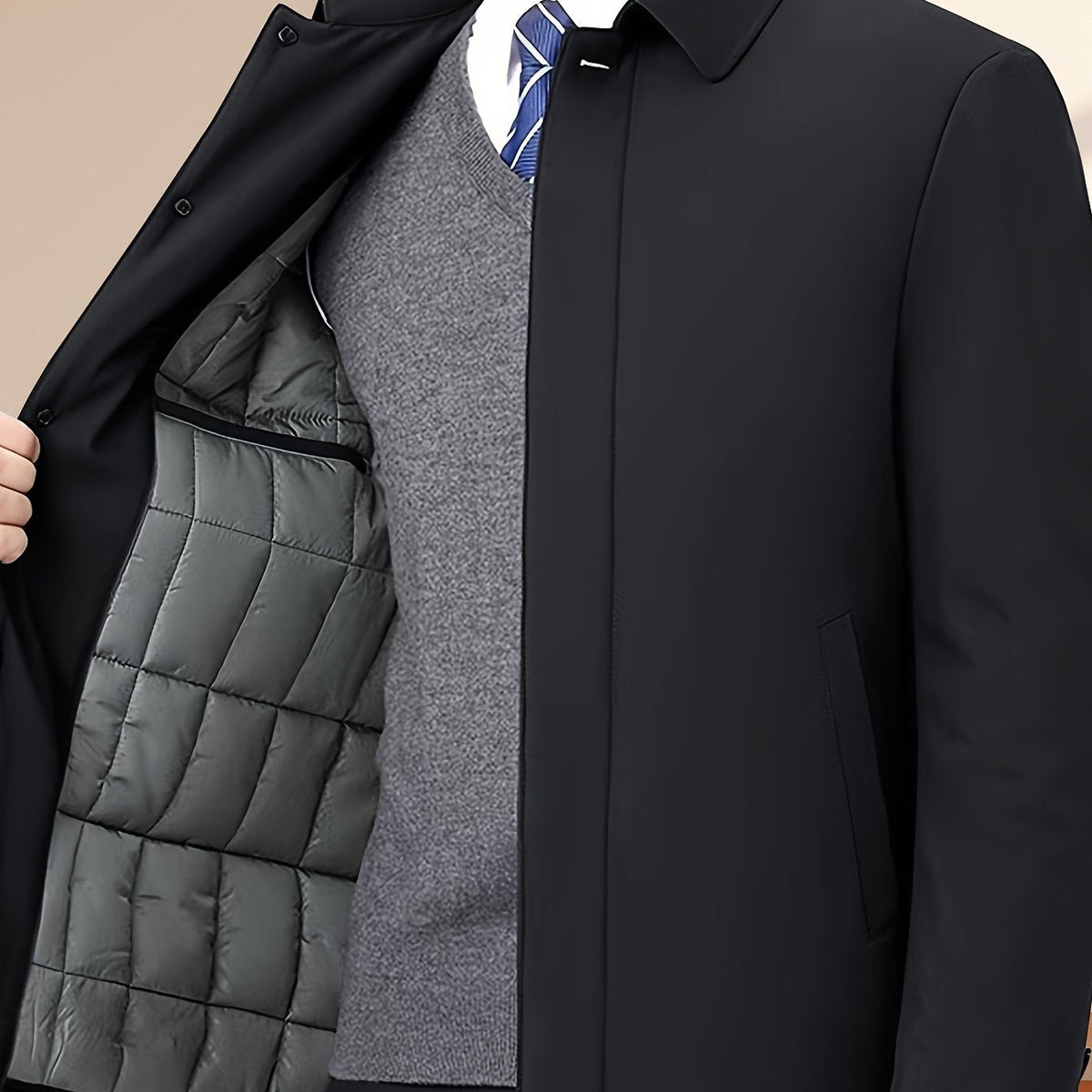 Veste homme noire ouverte : col à revers et doublure matelassée intérieure